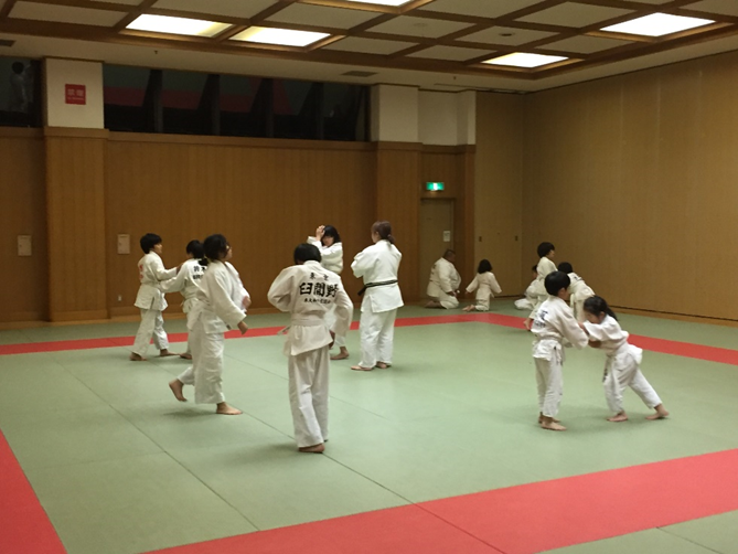 今年度も幼児から大人まで、お母さん達も加わり 元気に活動しています。 