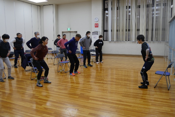 トレーナーの指導に沿ってスクワット