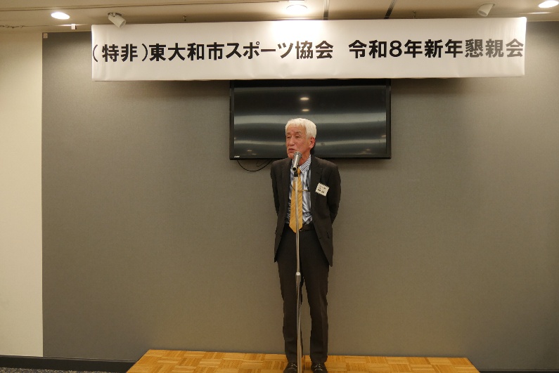 安藤哲男バドミントン連盟会長の中締めの挨拶